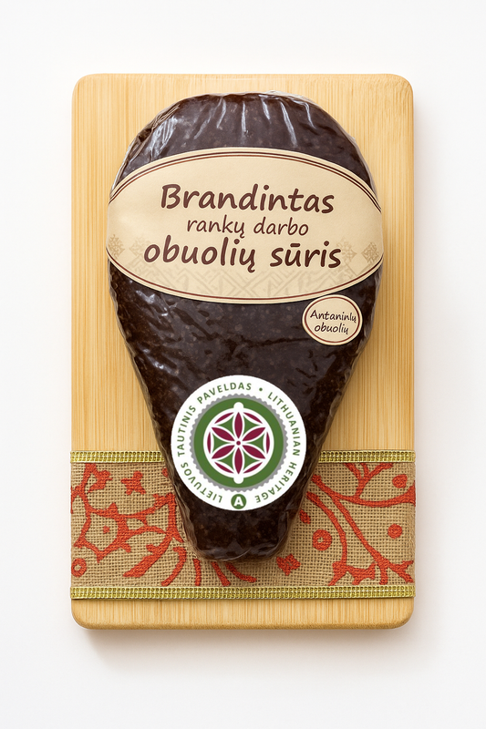 Brandintas obuolių sūris iš Antaninių obuolių ant lentelės